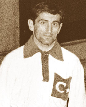 1956년 올림픽에 출전한 다으스탄르 (가운데). 메흐디 야구비(왼쪽)와 미하일 샤호프(오른쪽)의 모습도 보인다.