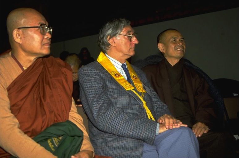 Từ trái sang phải: Rewata Dhamma, Sangharakshita và Thích Nhất Hạnh tại Berlin, năm 1992.