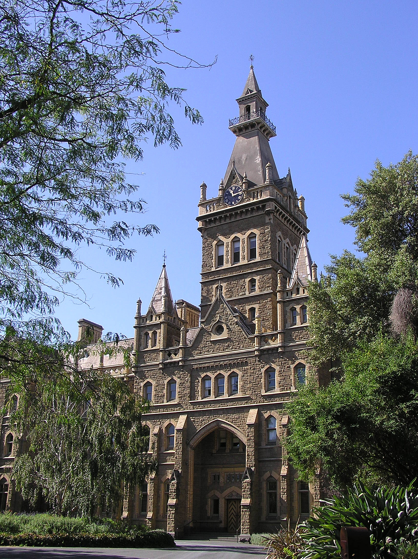 Australia memiliki rasio siswa internasional per kapita tertinggi di dunia, dengan Melbourne menempati peringkat kelima di antara QS Best Student Cities 2023 (Universitas Melbourne digambarkan).