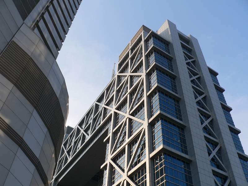 Gedung Bursa Efek Shanghai di distrik keuangan Lujiazui. Shanghai adalah kota dengan PDB terbesar ke-25 di dunia dengan nilai 304.00 B USD pada tahun 2011.