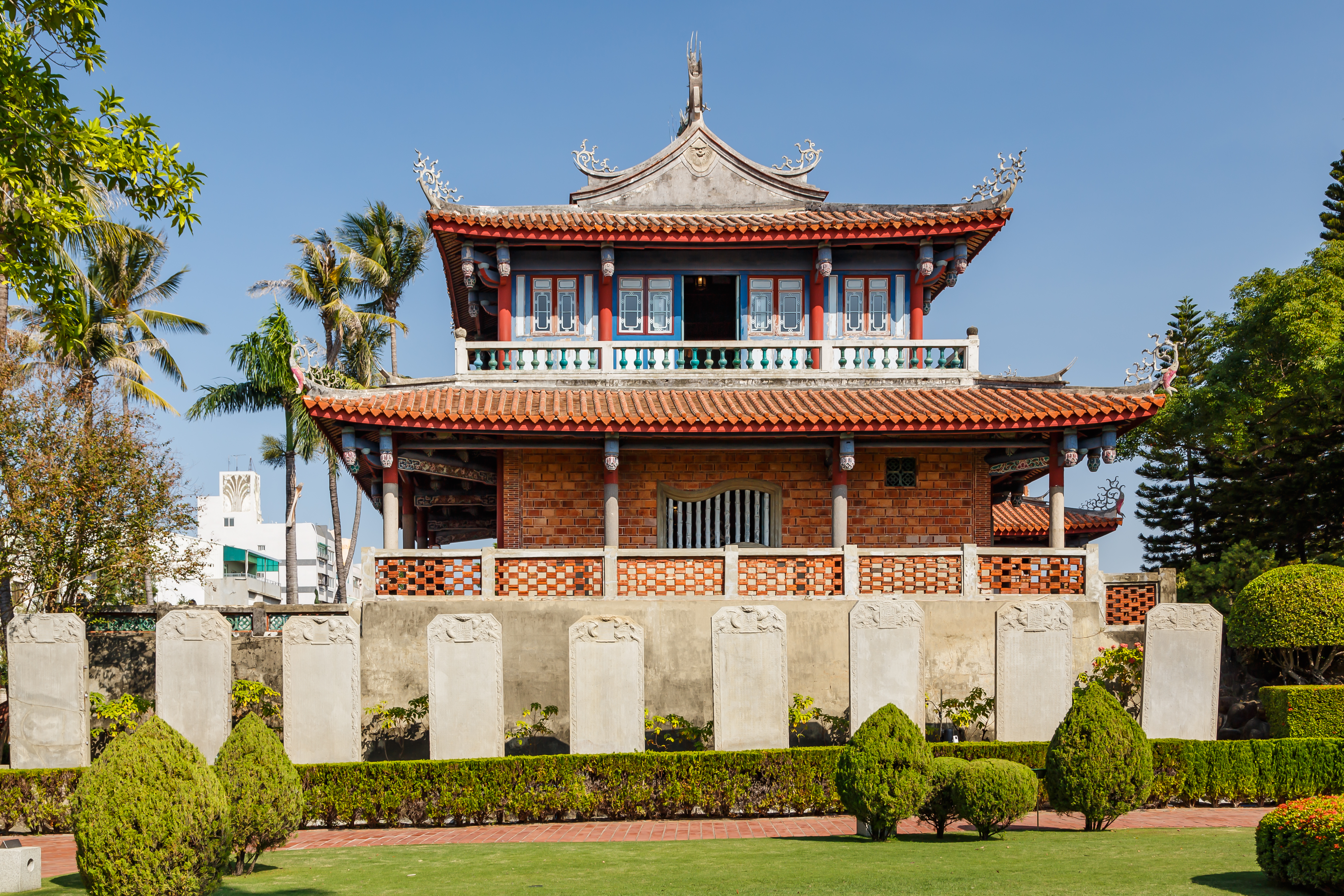 Tháp Khảm Xích, ban đầu được xây dựng là Pháo đài Provintia bởi người Hà Lan, đã được xây dựng lại dưới thời nhà Thanh.