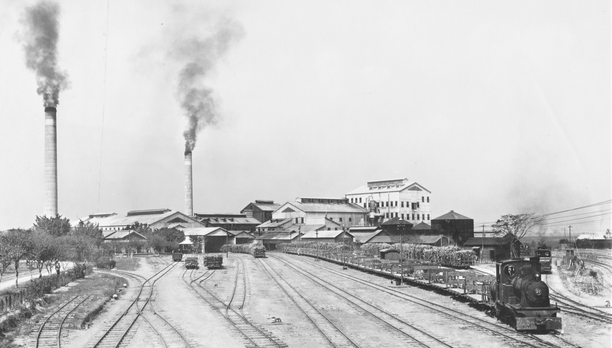 Một nhà máy đường mía và đường sắt của nó ở Đài Nam vào những năm 1930