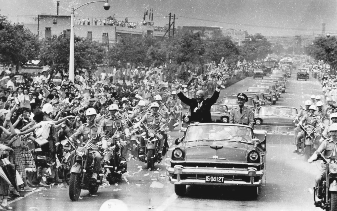 Cùng với Tưởng Giới Thạch, Tổng thống Hoa Kỳ Dwight D. Eisenhower vẫy tay chào đám đông trong chuyến thăm Đài Bắc vào tháng 6 năm 1960.