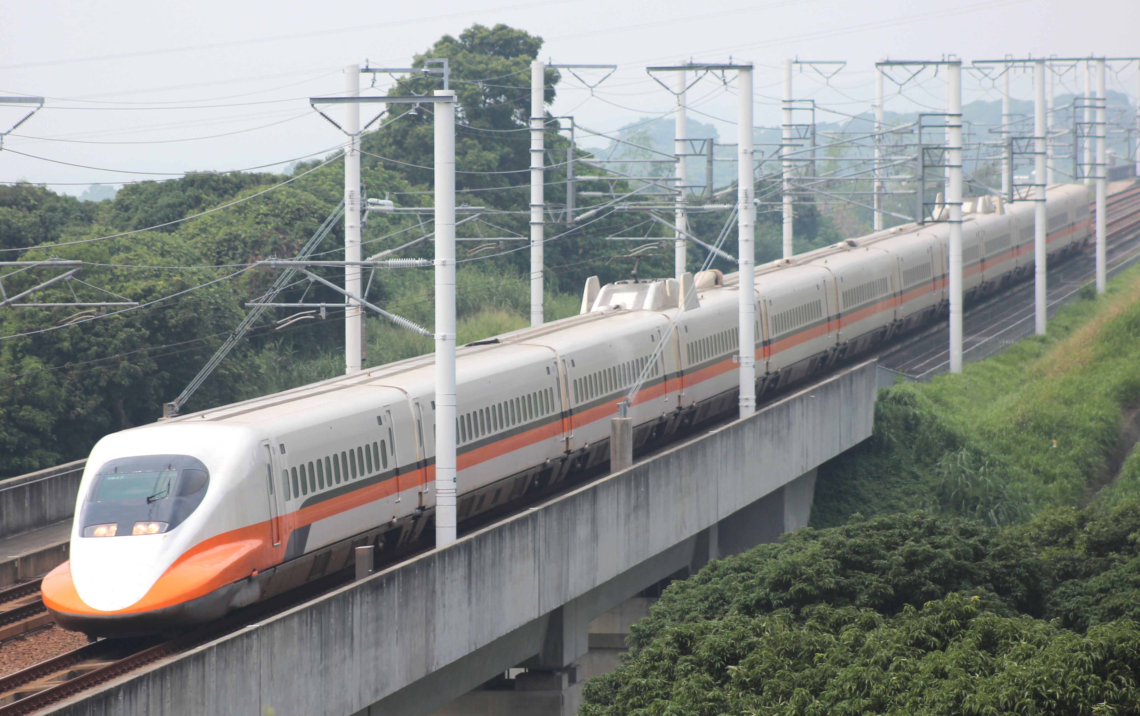 รถไฟความเร็วสูงไต้หวัน (THSR) ให้บริการบนชายฝั่งตะวันตก