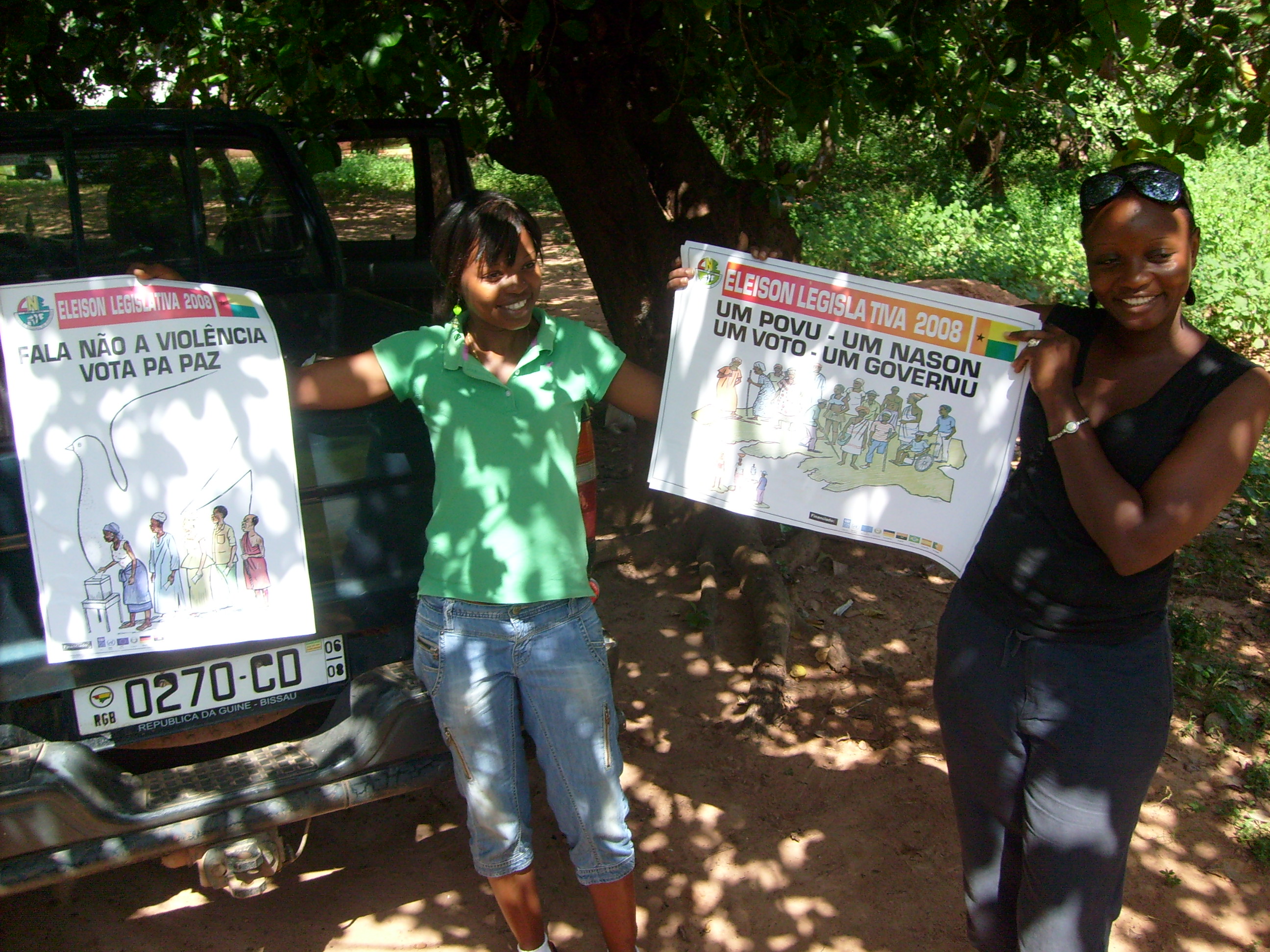 Voter education posters in Kriol for the Guinea-Bissau legislative election, 2008, Biombo region.