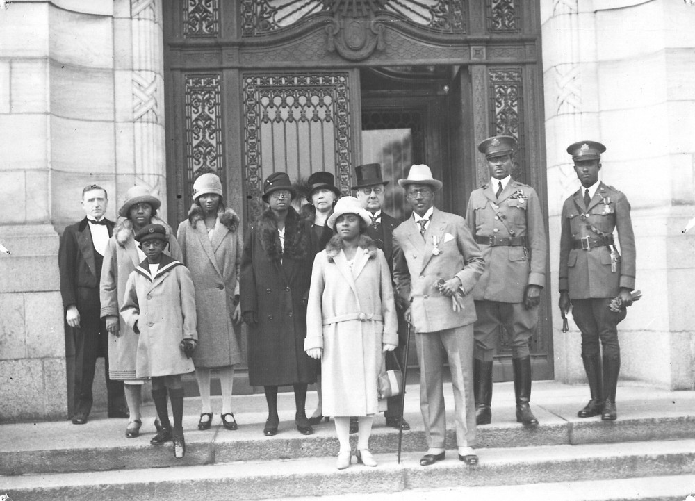 Charles D. B. King, Presiden Liberia ke-17 (1920-1930), bersama rombongannya di tangga Istana Perdamaian, Den Haag (Belanda), 1927.