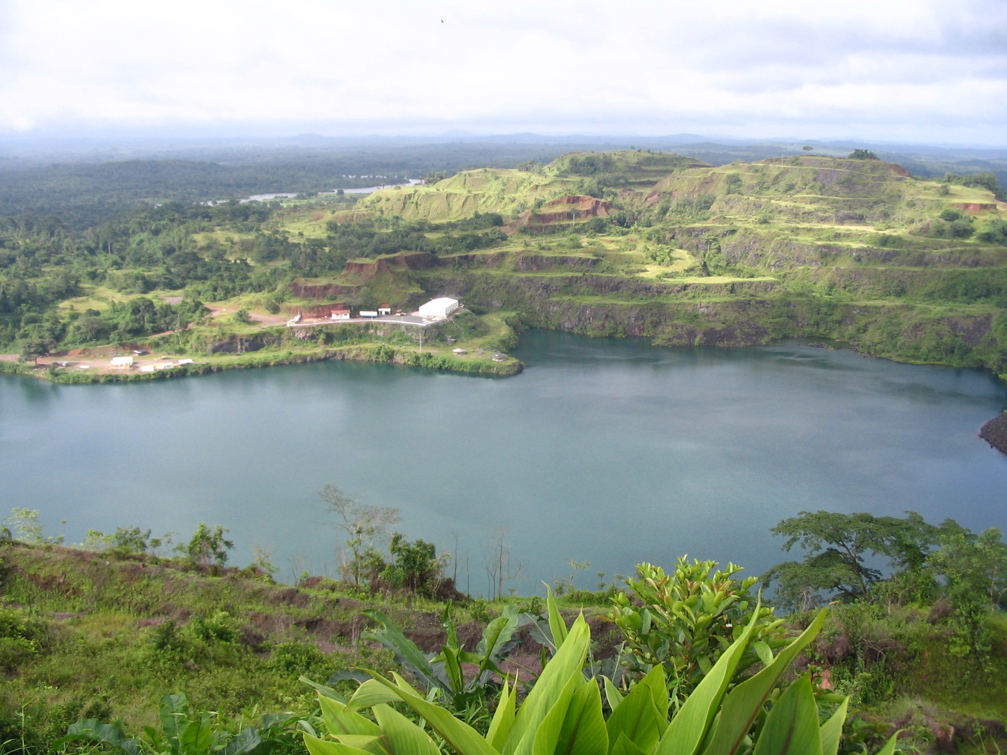 Pemandangan sebuah danau di County Bomi
