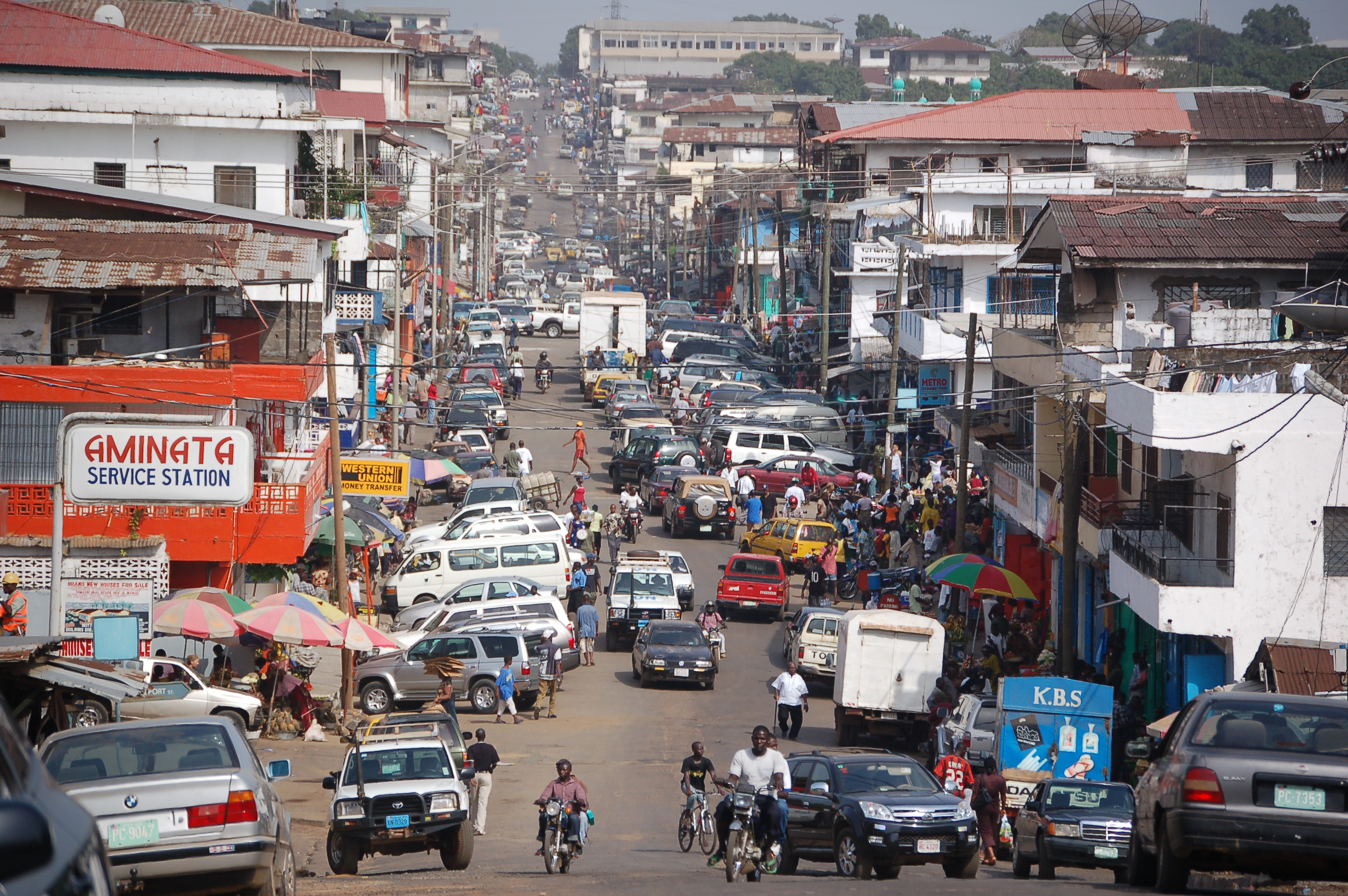 Jalanan di pusat kota Monrovia, Maret 2009