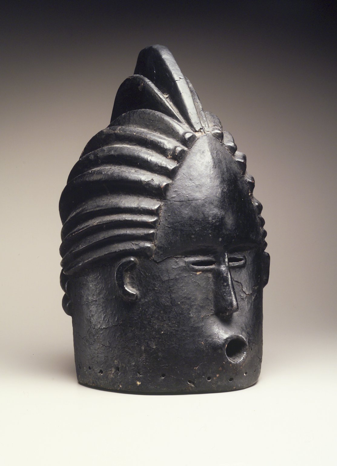 Budaya Bassa. Topeng Helm untuk Masyarakat Sande (Ndoli Jowei), Liberia. Abad ke-20. Museum Brooklyn.