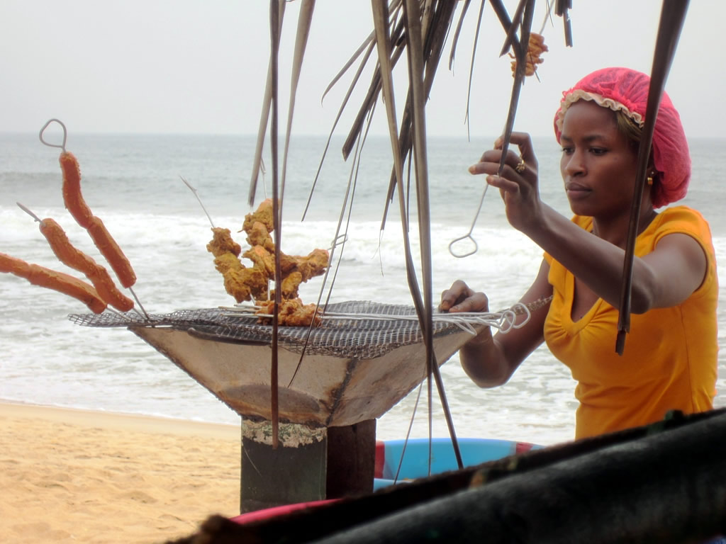 Barbekyu tepi pantai di Sinkor, Monrovia, Liberia