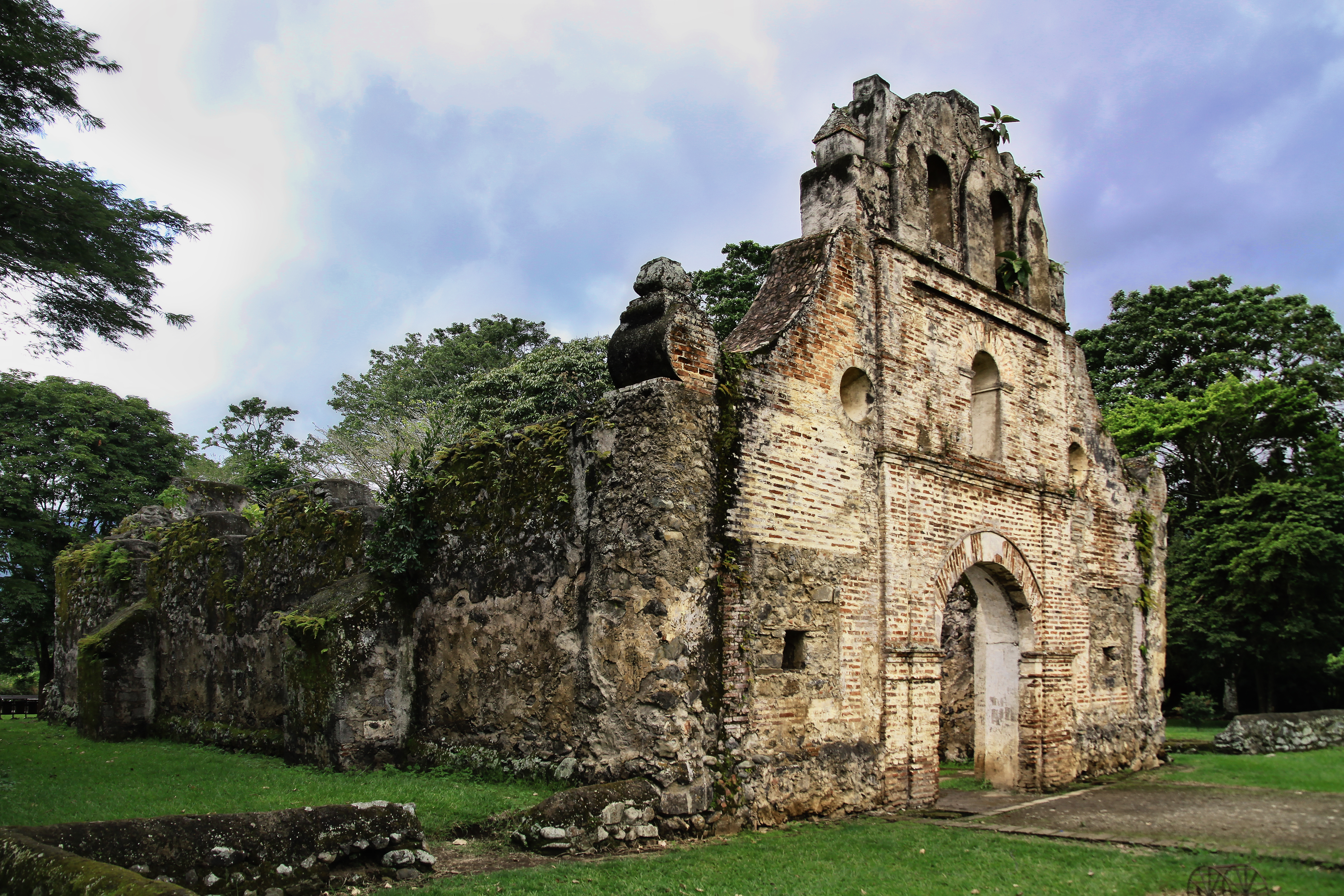 The Ujarrás historical site in the Orosí Valley, Cartago Province. The church was built between 1686 and 1693.