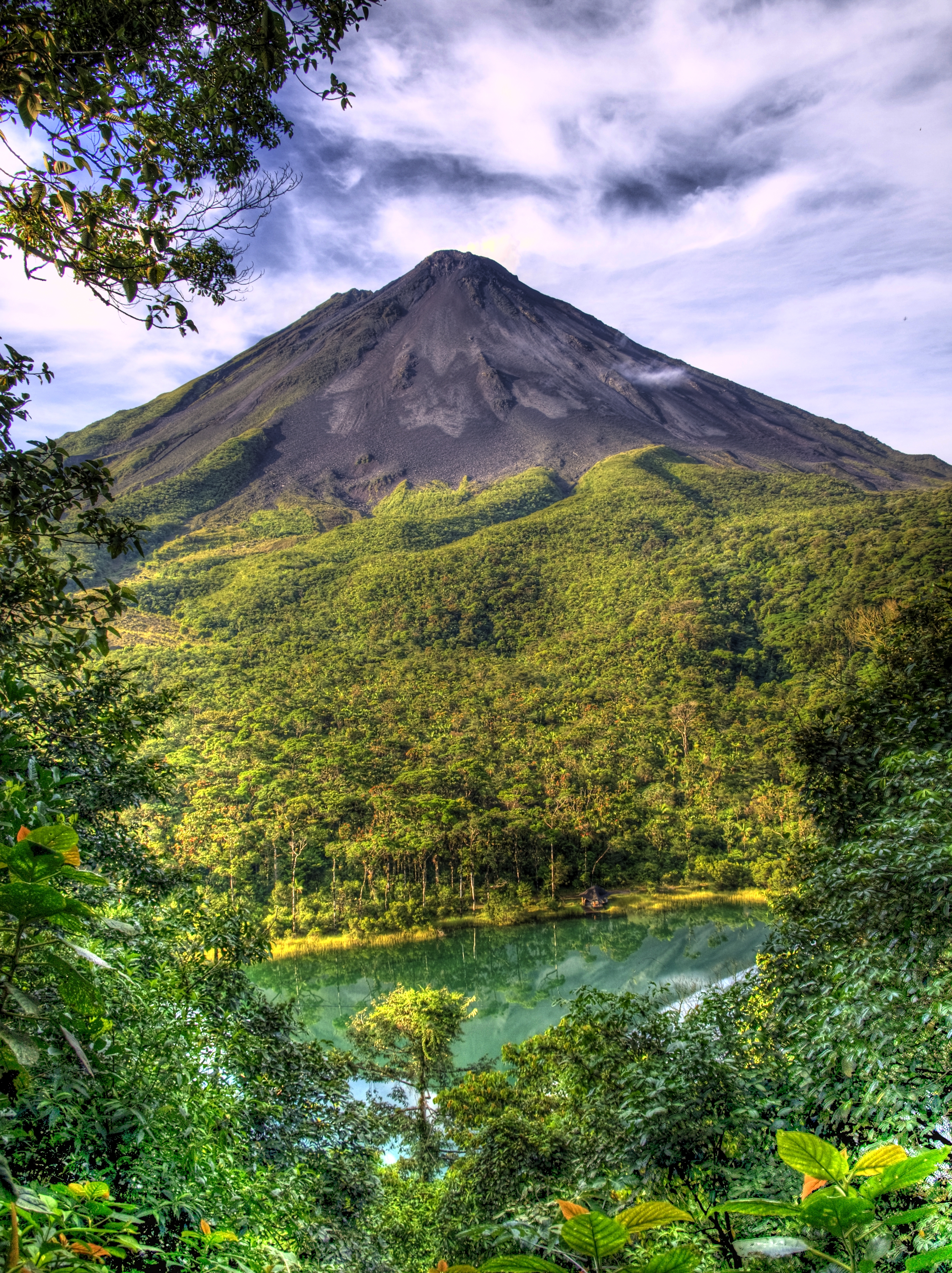 Taman Nasional Gunung Berapi Arenal adalah salah satu daya tarik wisata negara ini.