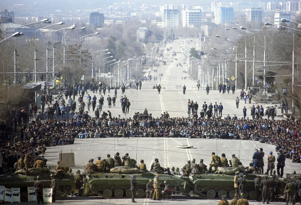 1990년 2월 14일, 두샨베의 레닌 거리에 집결한 시위대와 대치중인 BMP 보병전투차의 모습