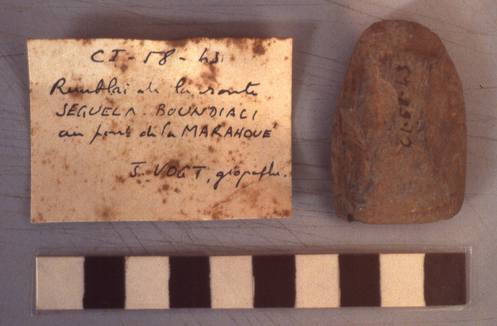 Kapak batu poles prasejarah dari Boundiali di utara Pantai Gading, dipamerkan di Museum IFAN Seni Afrika di Dakar, Senegal.