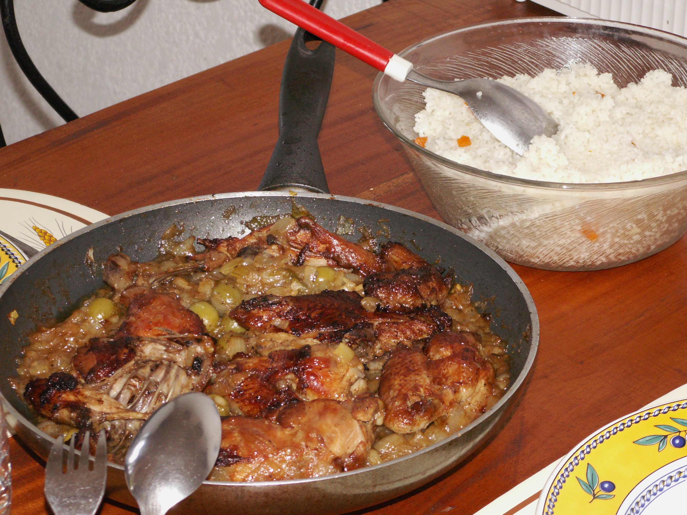 닭고기나 생선으로 조리하는 서아프리카 인기 요리 야사(Yassa). 사진은 닭고기 야사이다.