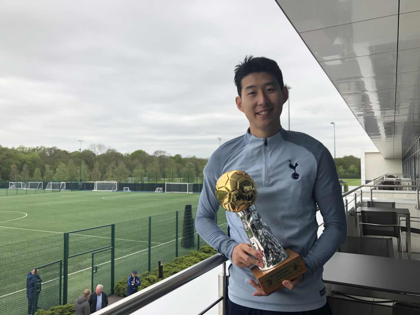 손흥민이 2018년 아시아 올해의 축구 선수 트로피를 들고 있다.