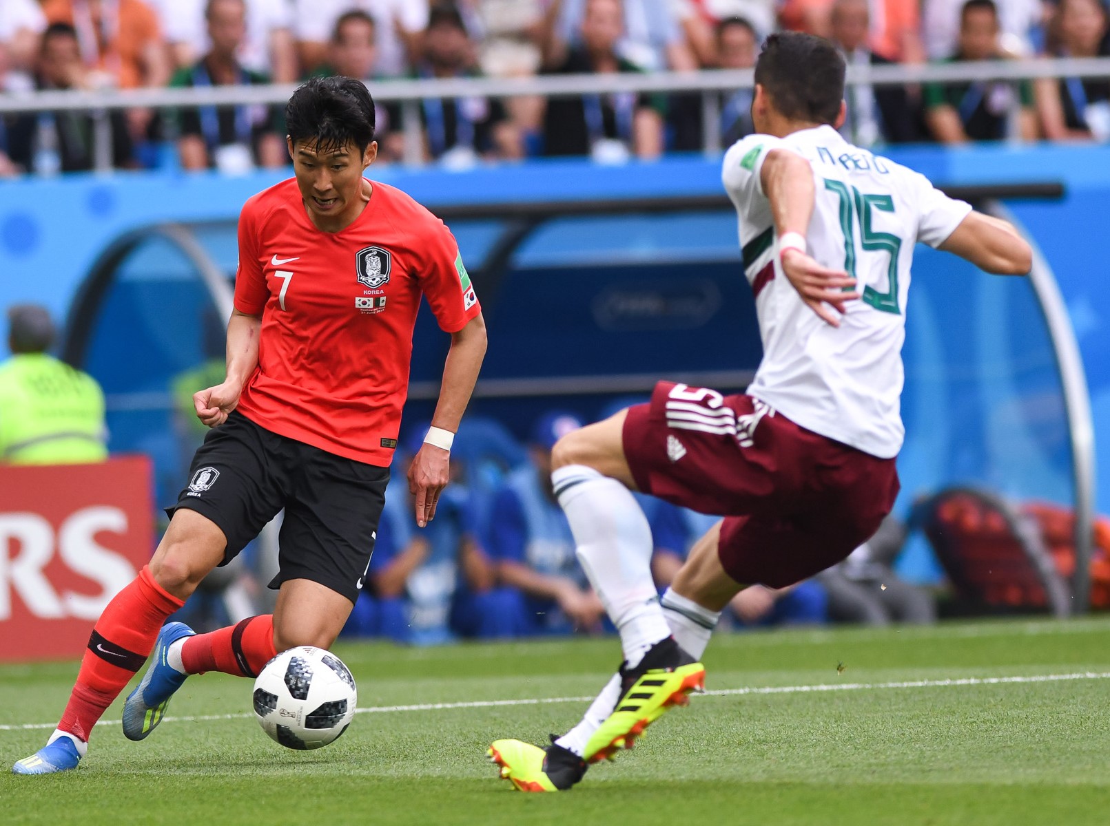 손흥민이 2018년 FIFA 월드컵에서 멕시코를 상대로 대한민국 대표로 뛰고 있다.