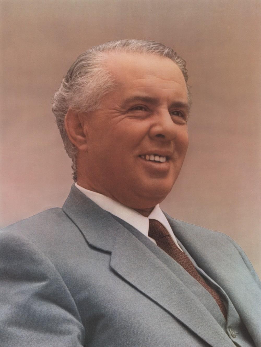 Enver Hoxha adalah pemimpin pendiri Albania komunis dan penguasanya selama lebih dari empat dekade, menerapkan rezim yang ditandai dengan otoritarianisme dan isolasionisme