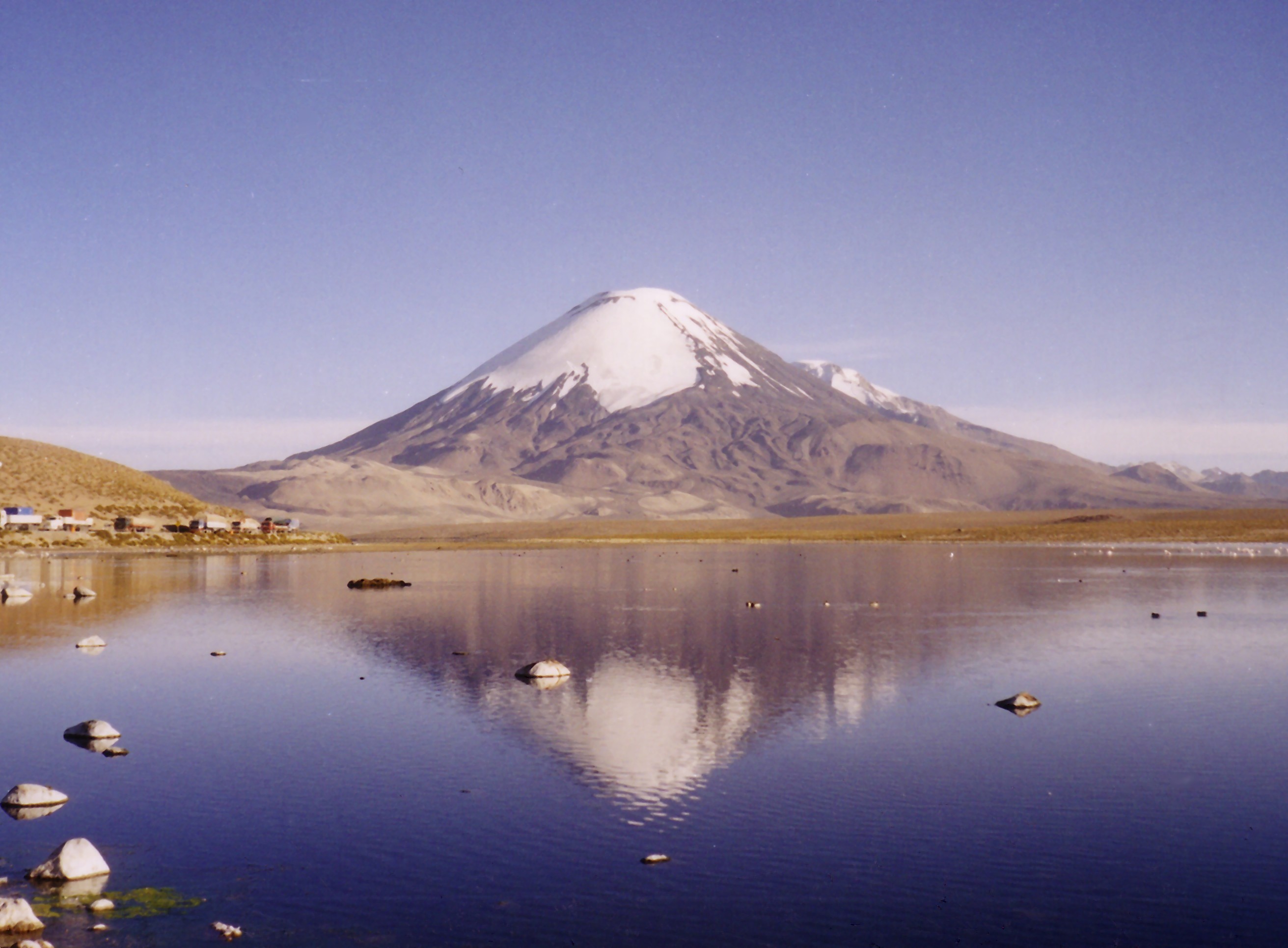 Danau Chungará dan Gunung Parinacota.