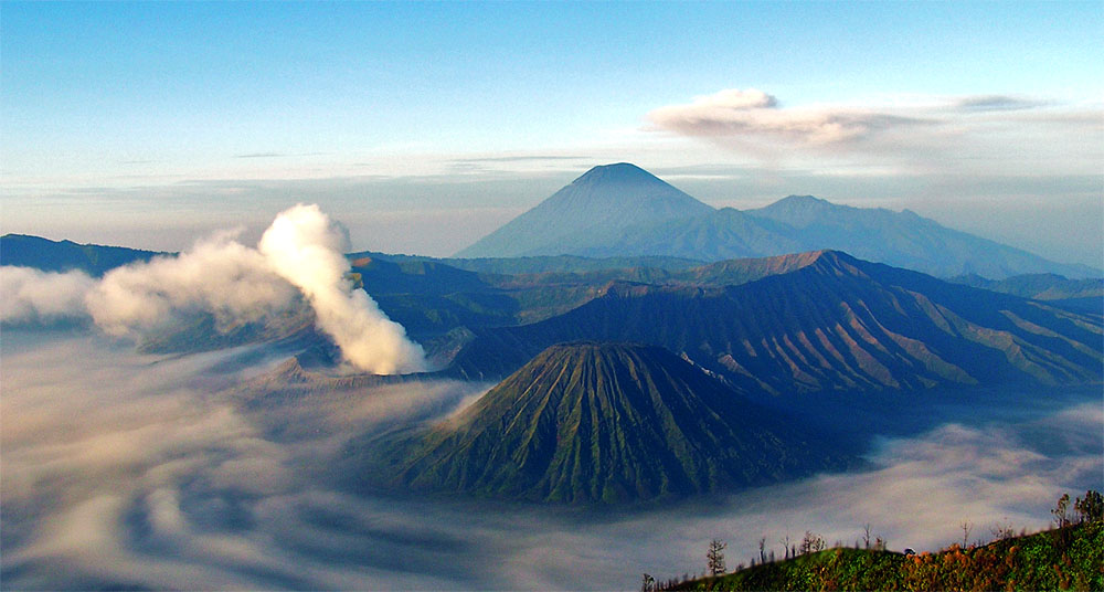 Núi Semeru và Núi Bromo ở Đông Java. Hoạt động địa chấn và núi lửa của Indonesia thuộc hàng cao nhất thế giới.