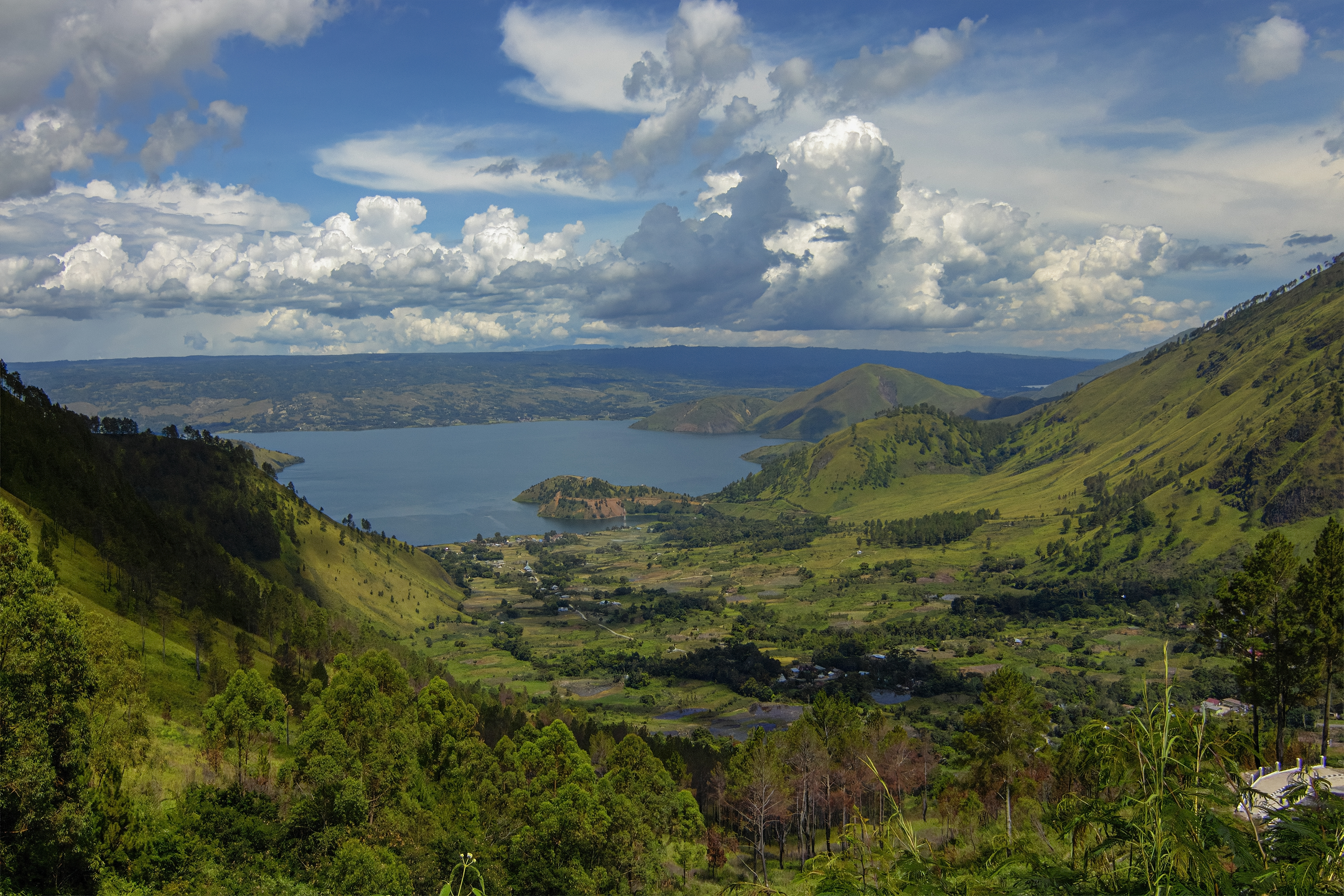 Hồ Toba ở Bắc Sumatra, hồ núi lửa lớn nhất thế giới. Indonesia nằm trong khu vực Vành đai lửa Thái Bình Dương.
