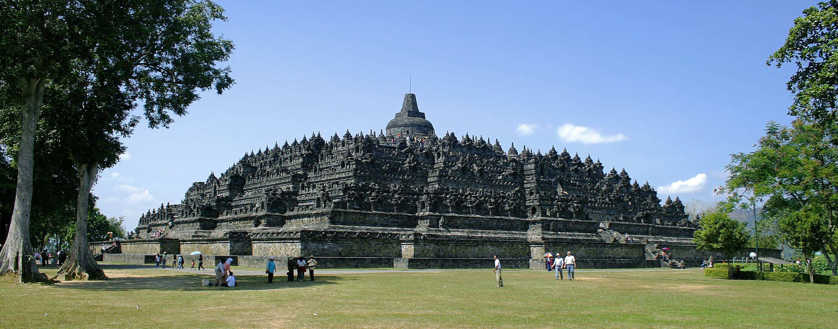 Borobudur ở Trung Java, ngôi đền Phật giáo lớn nhất thế giới, là điểm thu hút khách du lịch được ghé thăm nhiều nhất ở Indonesia.
