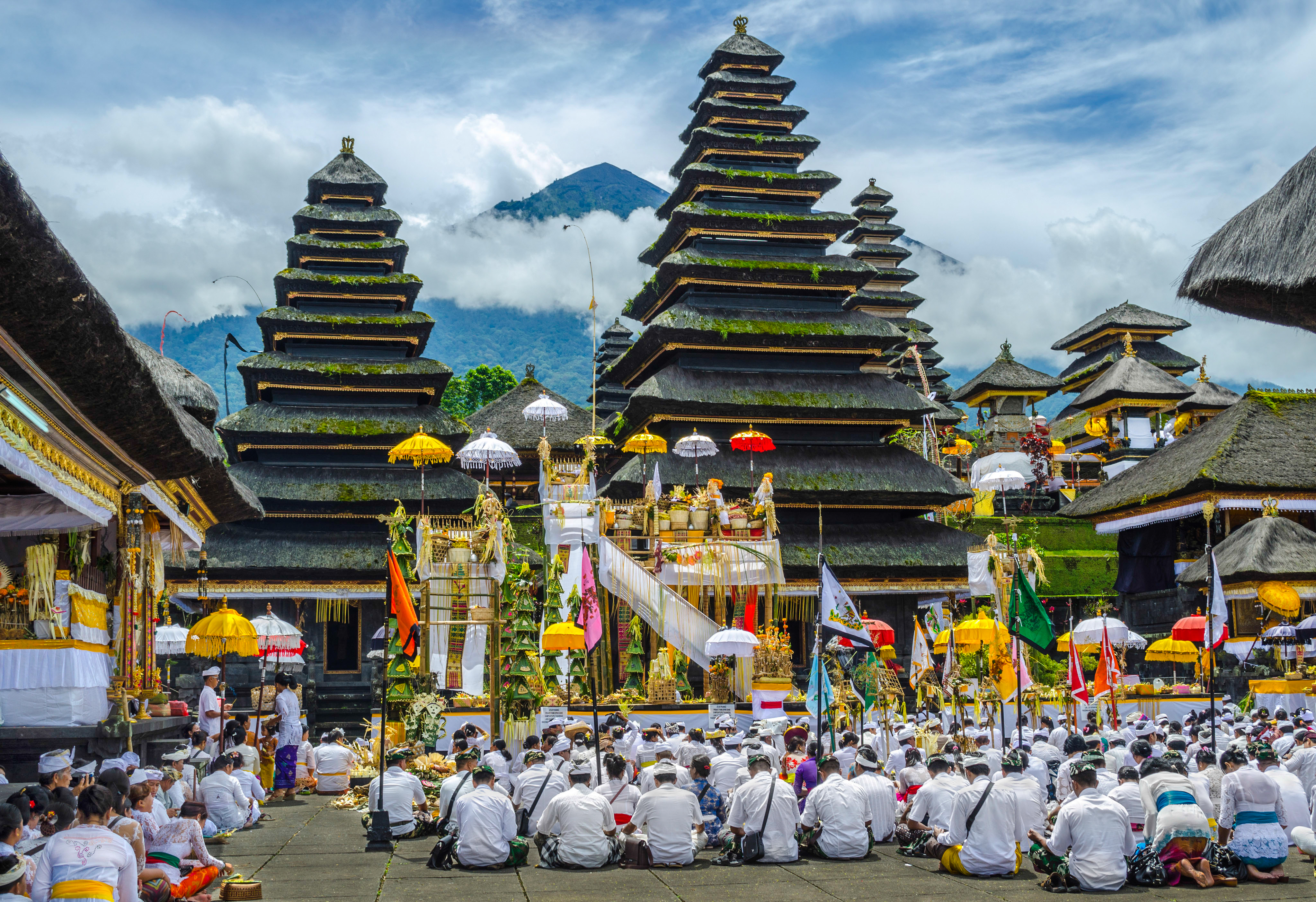 Một buổi lễ cầu nguyện của đạo Hindu tại Đền Besakih ở Bali, tỉnh duy nhất nơi Ấn Độ giáo là tôn giáo chủ yếu.