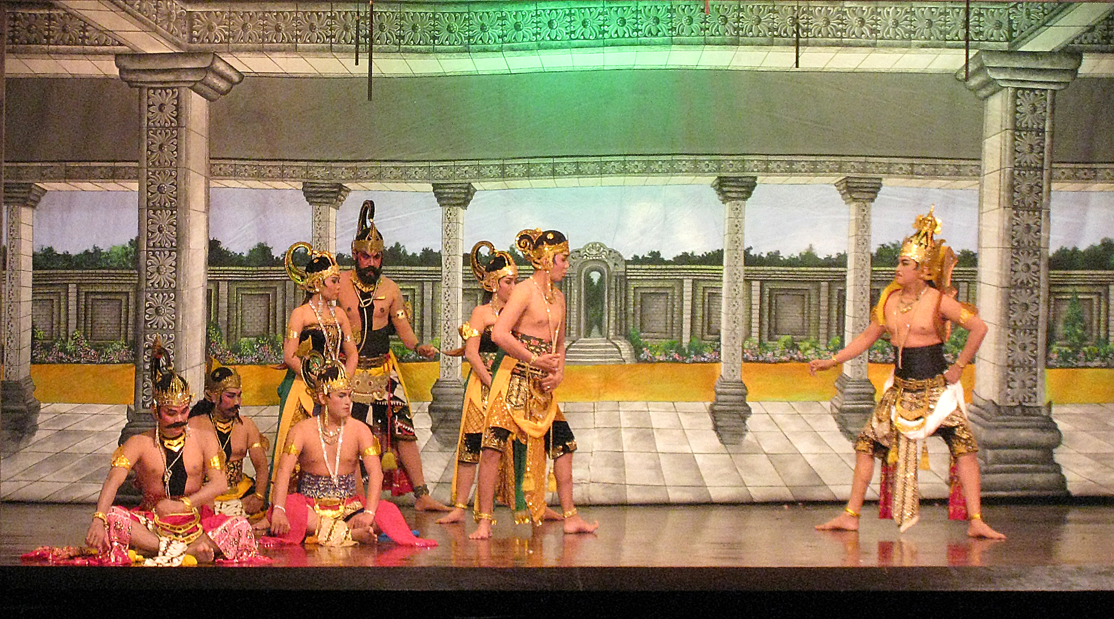 Các Pandava và Krishna trong một màn trình diễn Wayang Wong.