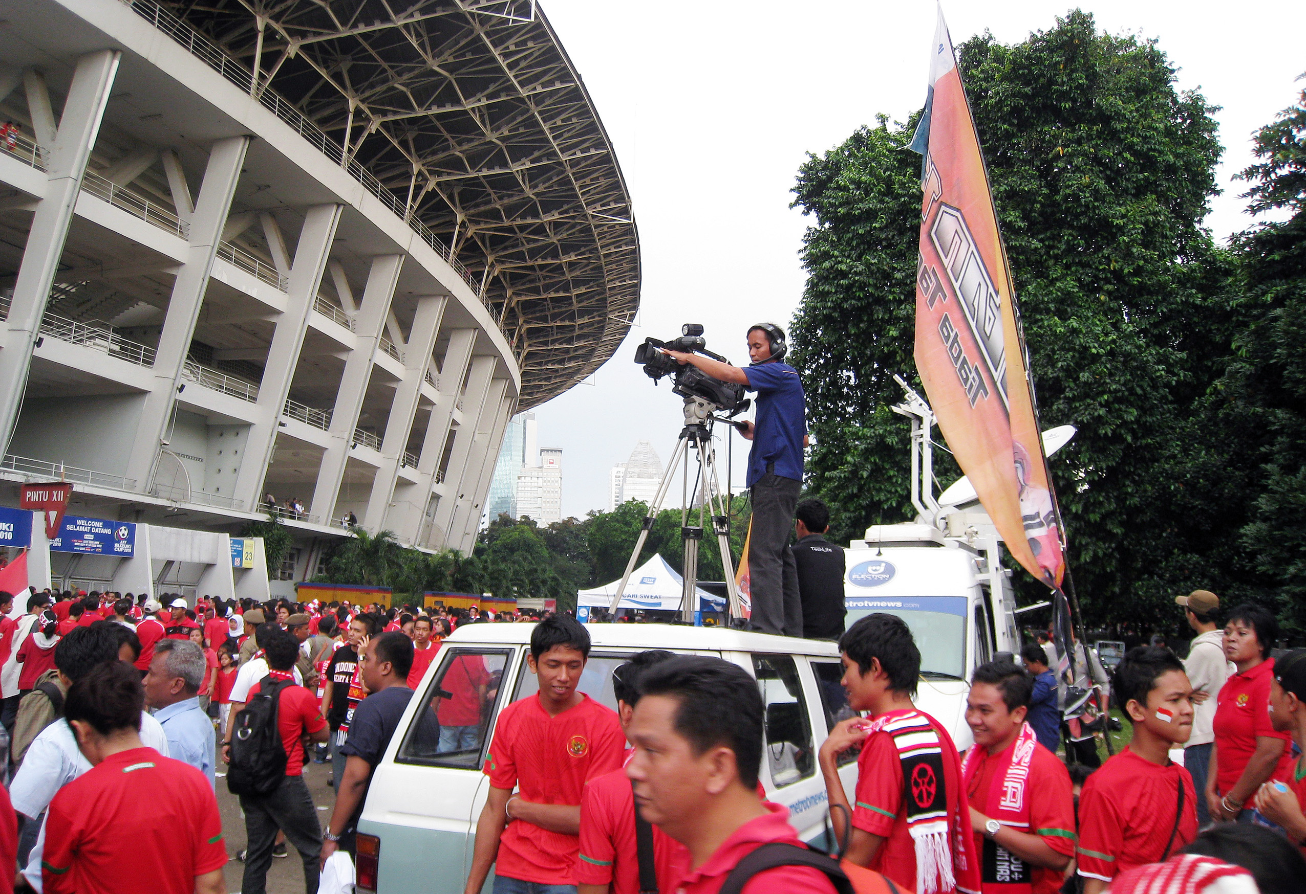 Đội ngũ MetroTV đưa tin về AFF Suzuki Cup 2010 từ Sân vận động Gelora Bung Karno.