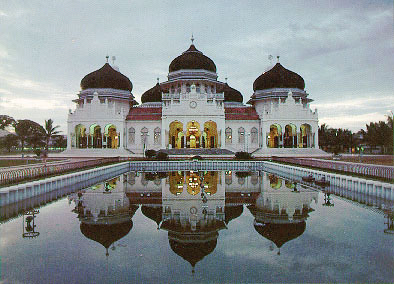 Nhà thờ Hồi giáo Lớn Baiturrahman ở Banda Aceh, Aceh. Sự truyền bá Hồi giáo ở Indonesia bắt đầu trong khu vực này.