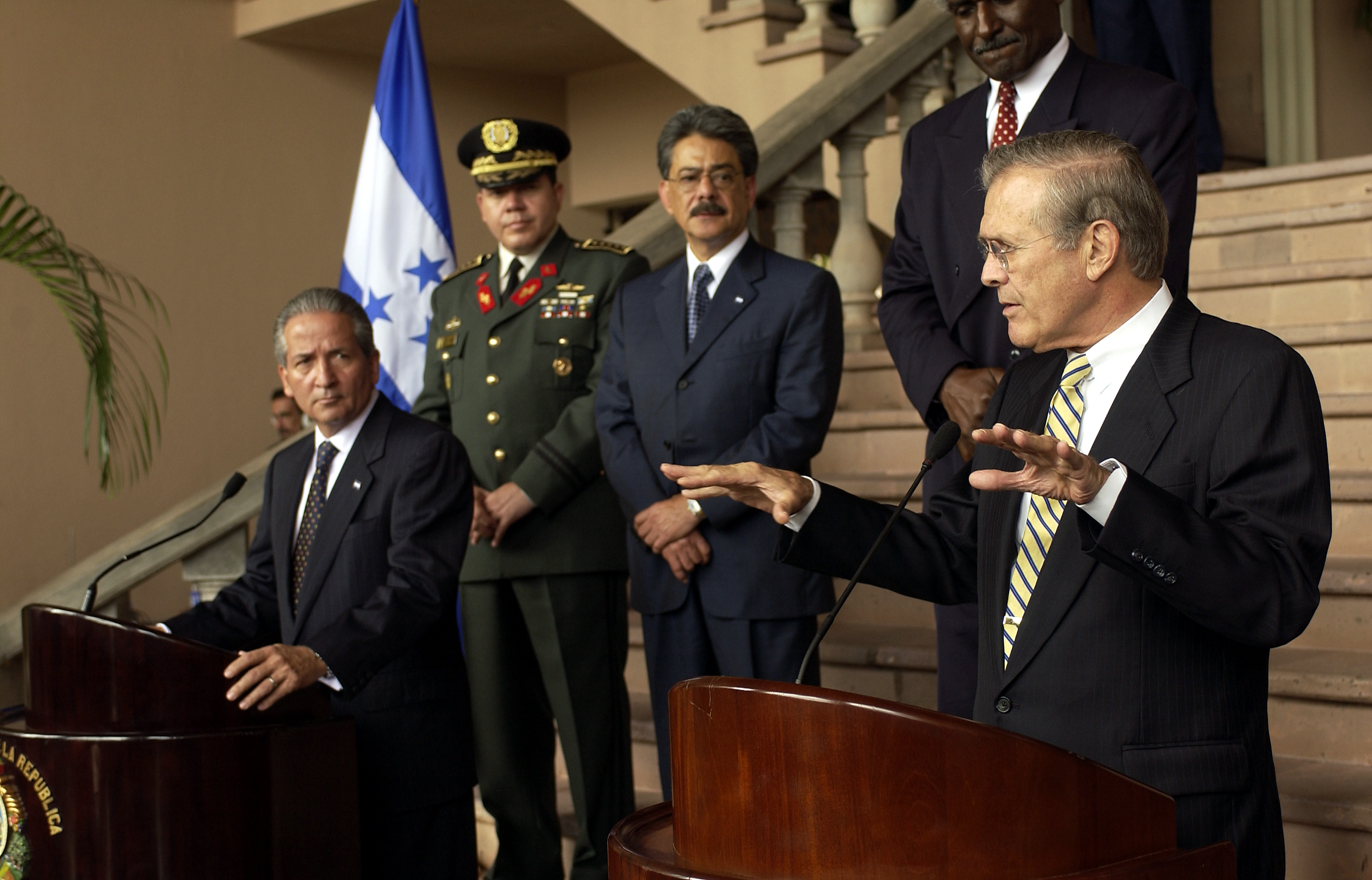 Presiden Ricardo Maduro bersama Setiausaha Pertahanan A.S. Donald Rumsfeld pada Ogos 2003