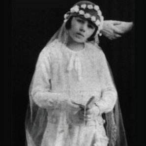 1926年、初聖体を受けたエバ・ドゥアルテ