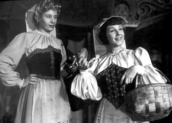 Eva Duarte and Libertad Lamarque in La Cabalgata del Circo, 1945.