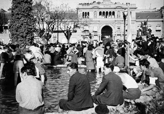 1945년 10월 17일, 후안 페론의 석방을 요구하는 시위. 배경에는 카사 로사다가 보인다.