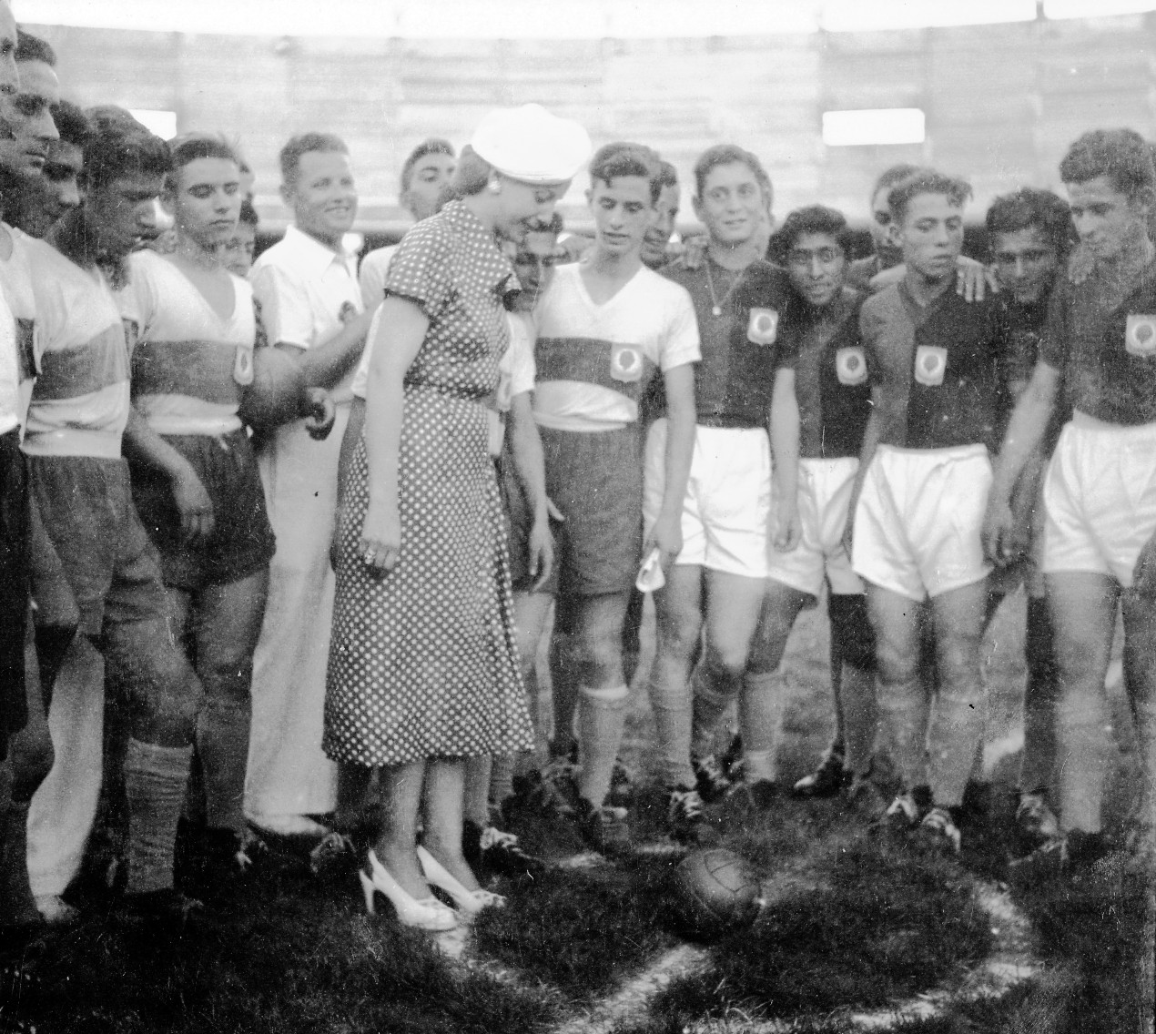 1948년 청소년 축구 선수권 대회에서 시축하는 에바 페론