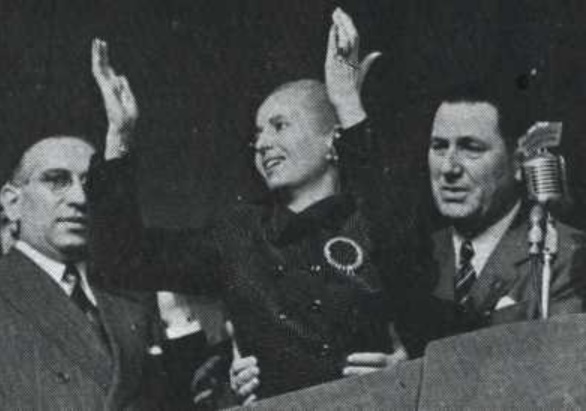 1952년 5월 1일 페론주의자들에게 연설하는 에바 페론. 이 시점에는 후안 페론의 도움 없이는 서 있을 수 없을 정도로 쇠약해져 있었다.