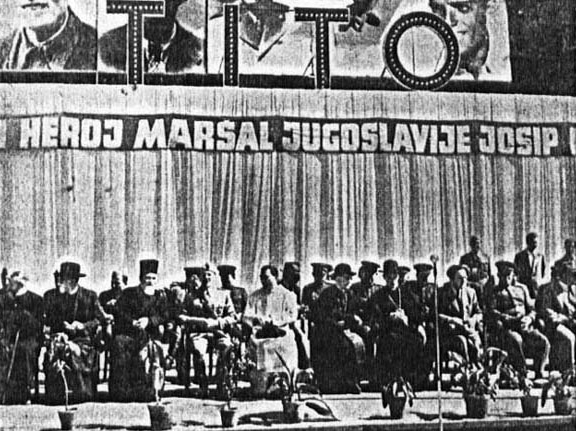 Kardinal Aloysius Stepinac bersama pemimpin komunis Croatia Vladimir Bakarić semasa sambutan Hari Pekerja Antarabangsa, sejurus sebelum Stepinac ditangkap dan dihukum oleh pihak komunis.