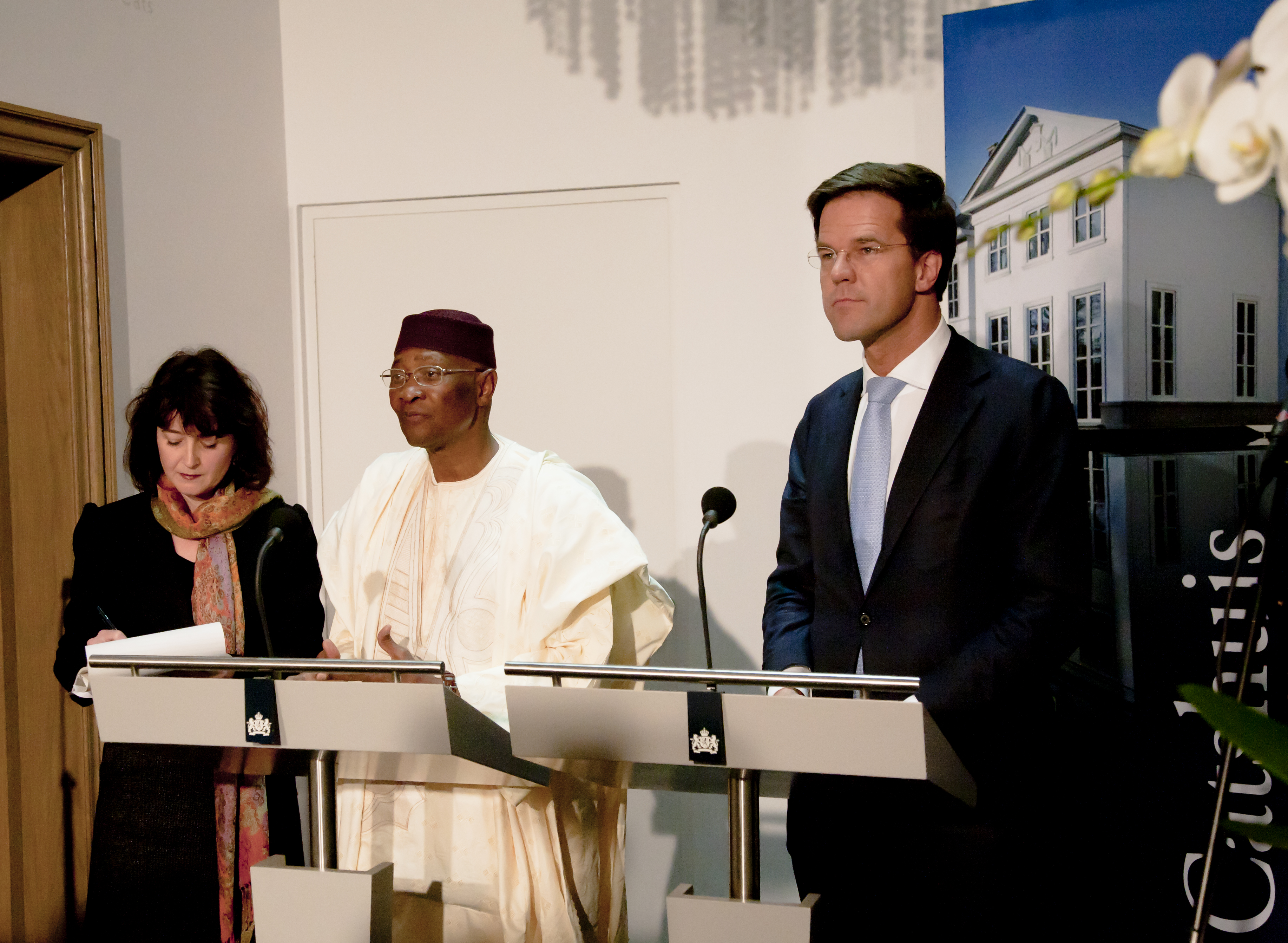 Cựu Tổng thống Mali Amadou Toumani Touré và Thủ tướng Hà Lan Mark Rutte