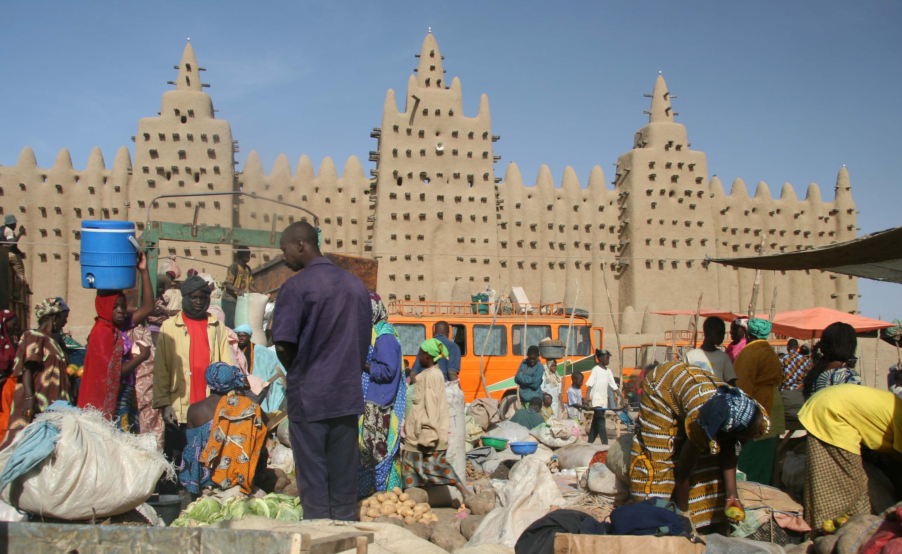 Một khu chợ ở Djenné, phản ánh hoạt động thương mại địa phương.