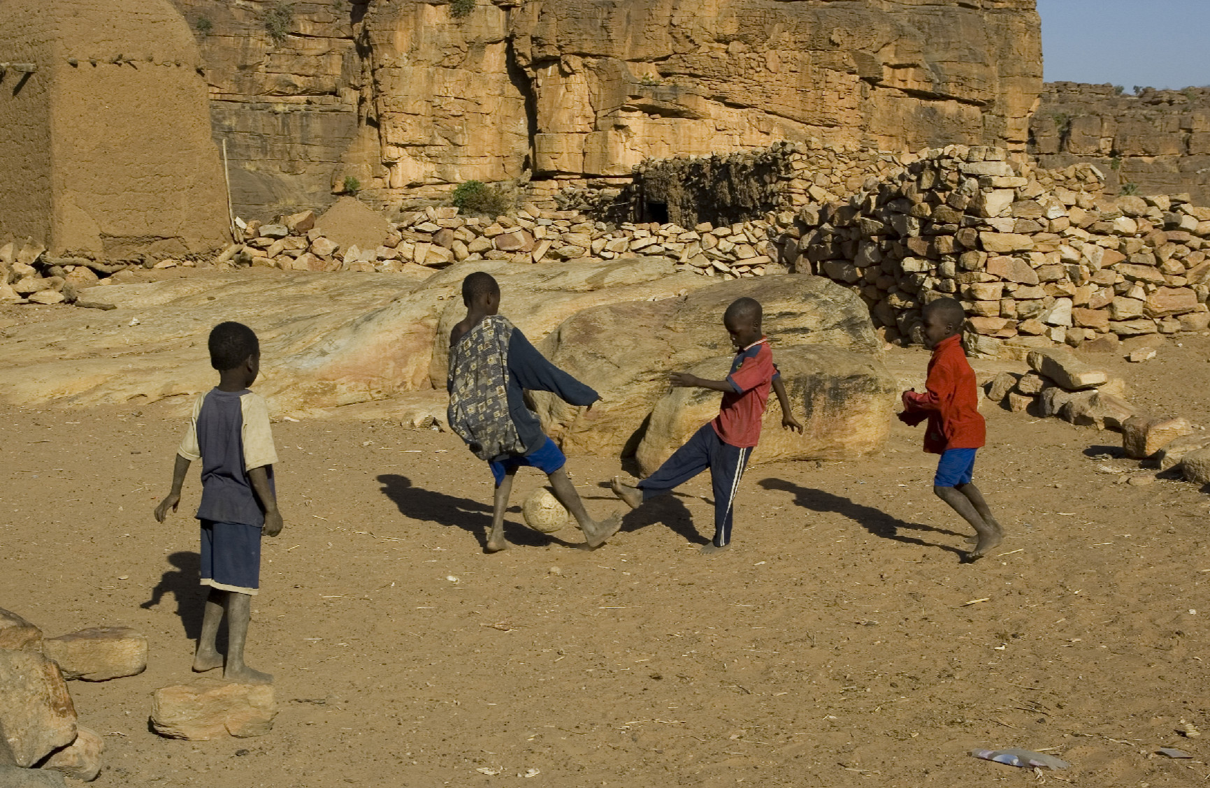 Trẻ em Mali chơi bóng đá ở một ngôi làng người Dogon