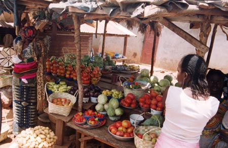 Một quầy hàng bán rau củ ở Tỉnh Dinguiraye, Guinée.