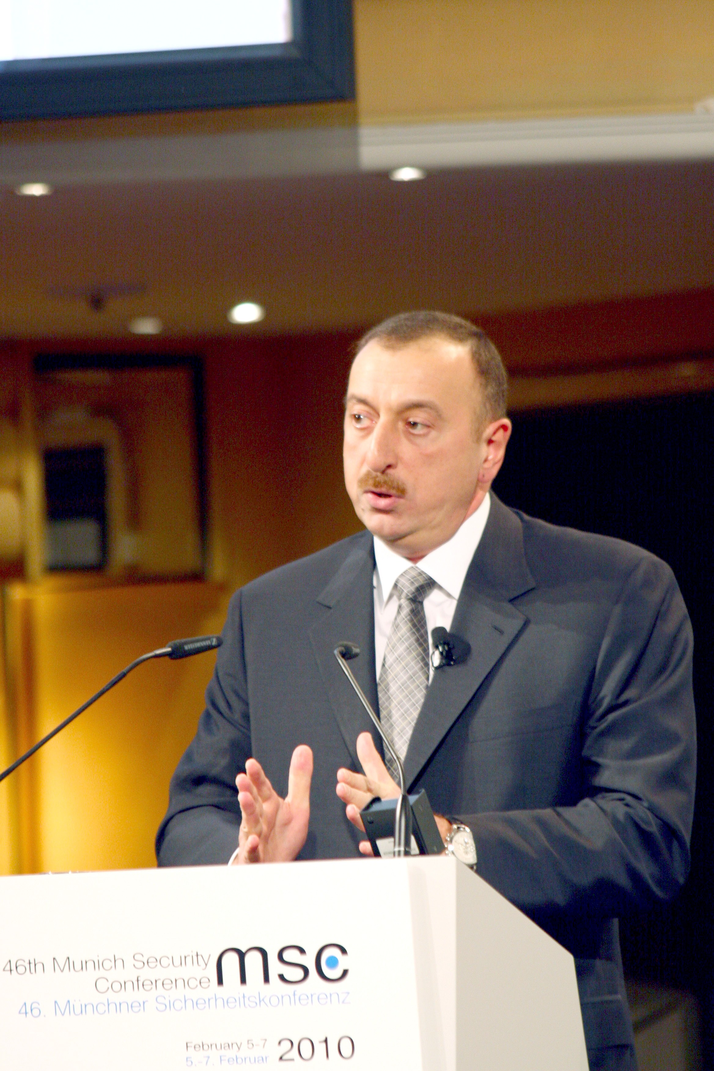 Ilham Aliyev, Presiden Azerbaijan yang keempat dan semasa, menggantikan bapanya Heydar Aliyev pada tahun 2003.