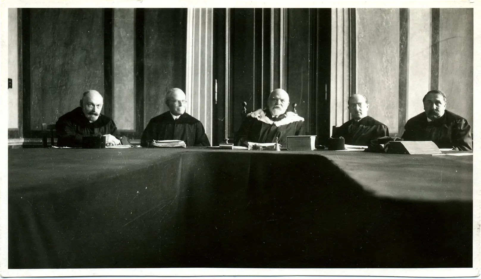 การประชุมของศาลรัฐธรรมนูญออสเตรีย ประมาณปี ค.ศ. 1925 ประธานศาลพอล วิตตอเรลลีนั่งอยู่ตรงกลาง ฮันส์ เคลเซินอยู่คนที่สองจากขวา