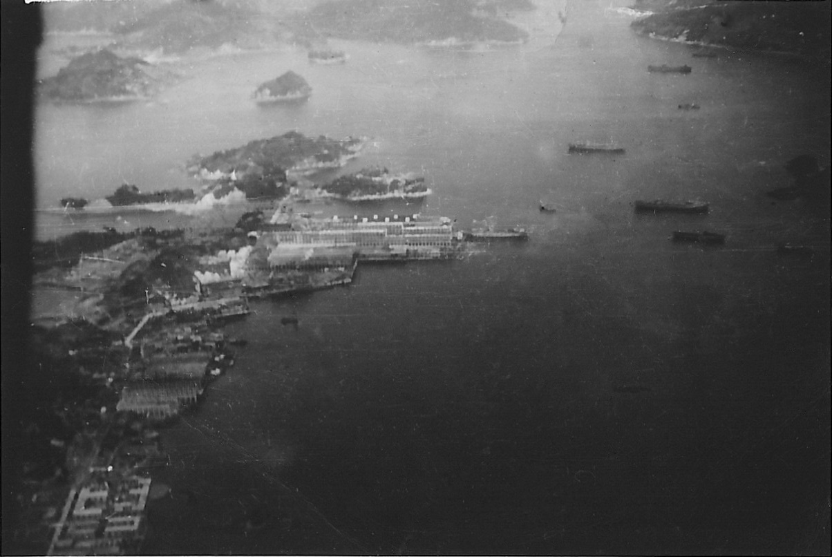 원자폭탄 투하 전인 1945년 8월 나가사키 항구 사진