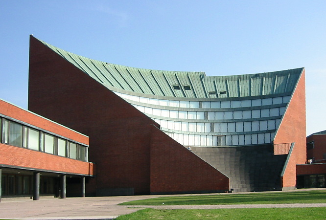 Auditorium di gedung utama Universitas Aalto, didesain oleh Alvar Aalto.