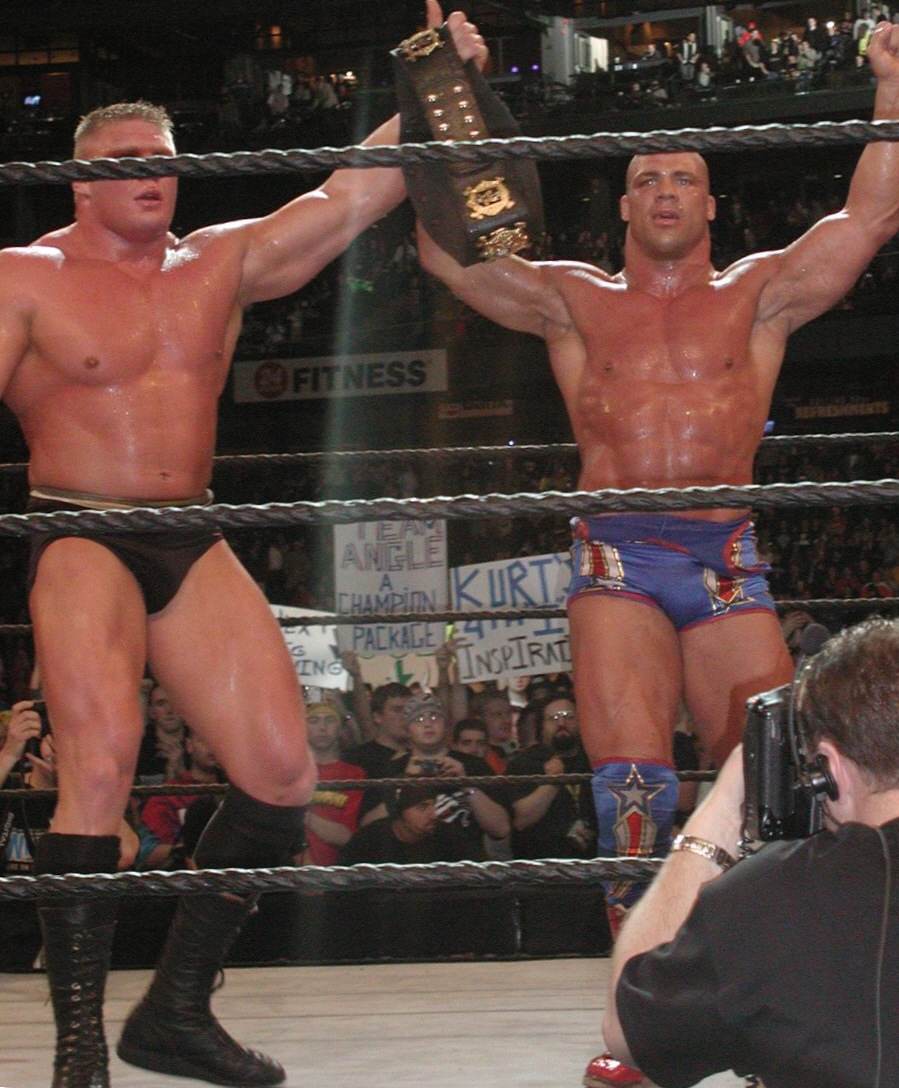 Lesnar dan Kurt Angle selepas perlawanan WWE Championship mereka di WrestleMania XIX.