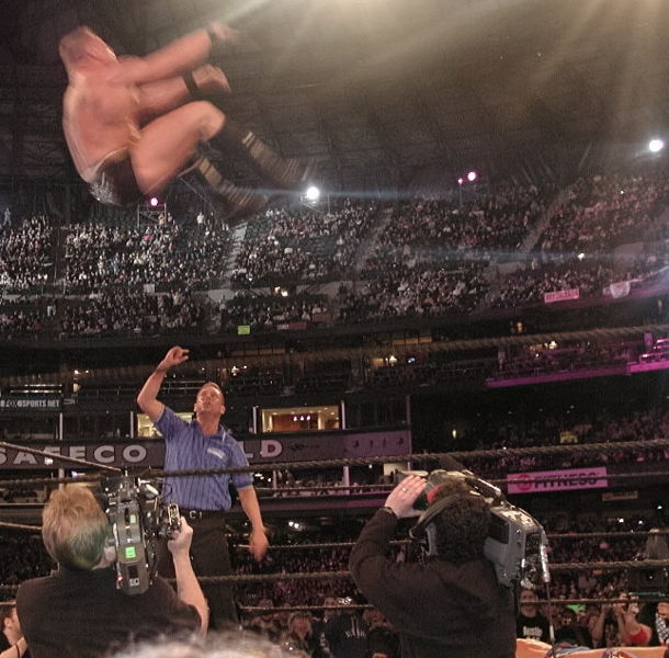 Lesnar cuba melakukan shooting star press yang gagal di WrestleMania XIX.