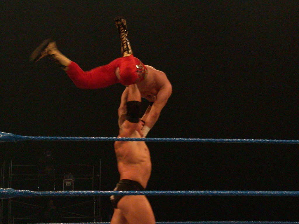Lesnar menunjukkan kekuatannya kepada Eddie Guerrero semasa rakaman SmackDown! pada Februari 2004.
