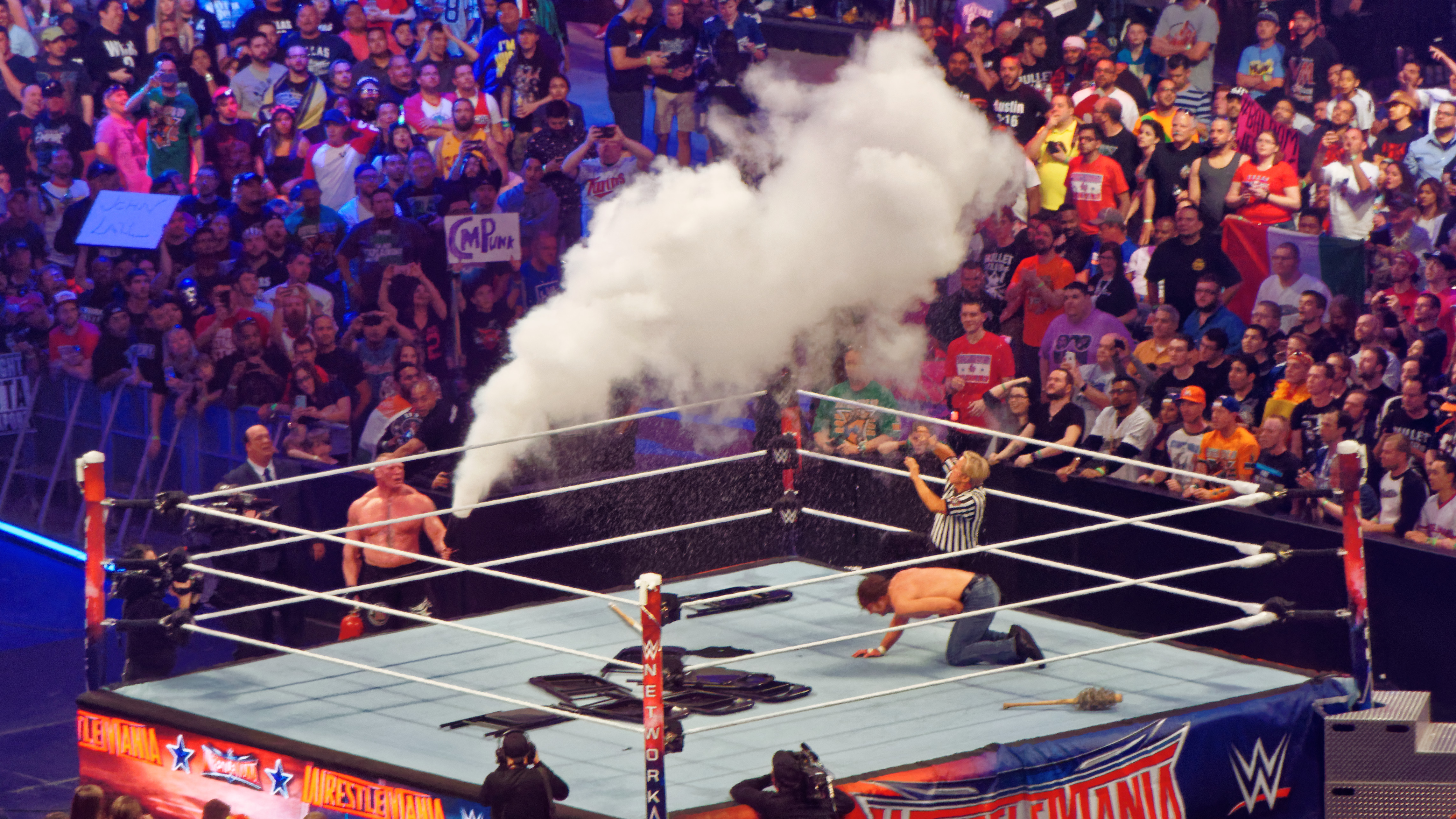 Lesnar dan Dean Ambrose semasa perlawanan mereka di WrestleMania 32.