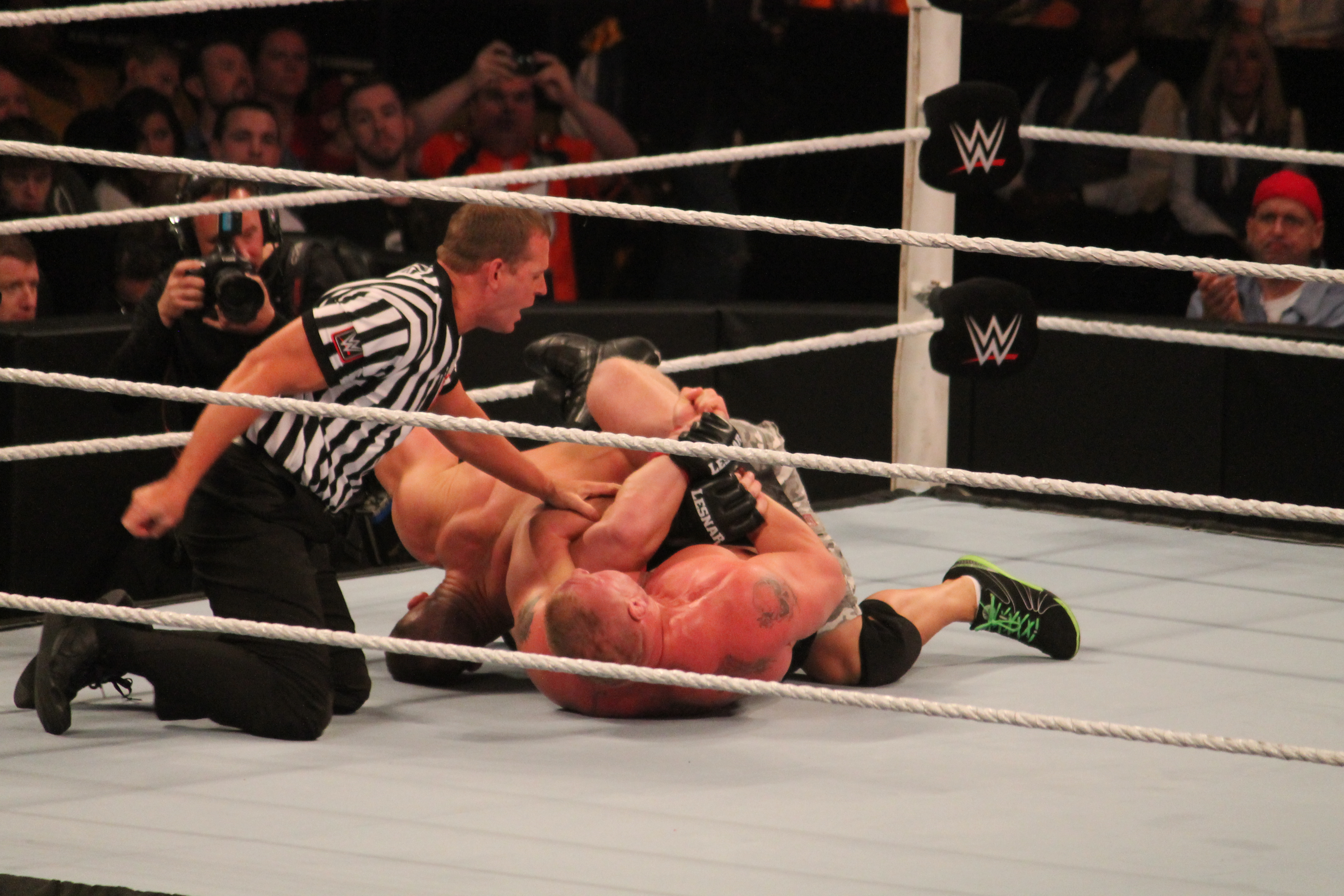 Lesnar melakukan Kimura lock ke atas John Cena.